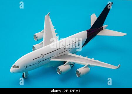 Sky Flugzeug isoliert auf blauem Hintergrund. Stockfoto