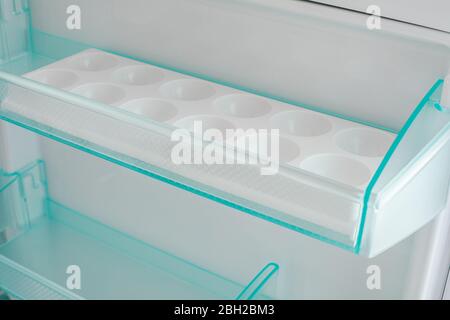 Im Kühlschrank gab es Eier. Gesundes Wohnkonzept. Stockfoto