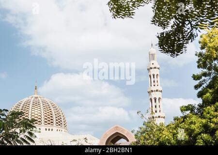 Oman, Maskat, niedriger Winkel Ansicht der Kuppel und Minarett der Sultan Qaboos große Moschee Stockfoto