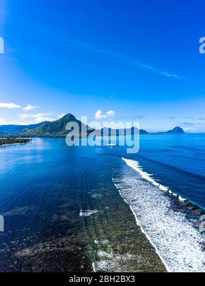 Mauritius, Black River, Flic-en-Flac, Luftaufnahme der blauen Küste des Indischen Ozeans mit Tourelle du Tamarin Berg in ferner Hintergrund Stockfoto