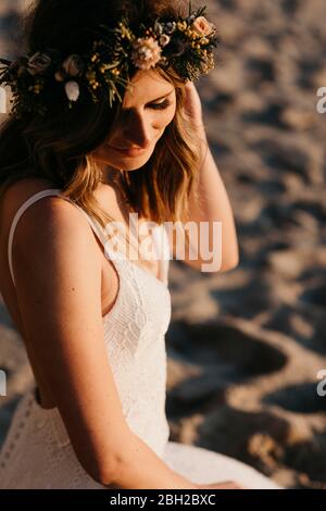 Braut mit Haarkranz am Strand Stockfoto