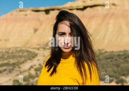 Porträt einer Brünette Frau, Bardenas Reales, Arguedas, Navarra, Spanien Stockfoto