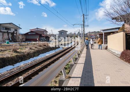 Touristen gehen auf der Straße der Stadt Yamanashi, um die große Chureito Pagode zu sehen. Yamanashi, Japan Februar 9,2020 Stockfoto