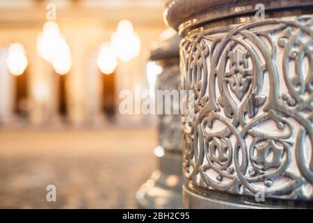 Oman, Nahaufnahme von kunstvollen Details der Säule in der Großen Moschee des Sultans Qaboos Stockfoto