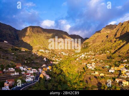 Spanien, Santa Cruz de Tenerife, Valle Gran Rey, Luftaufnahme des Dorfes im Bergtal bei Dämmerung Stockfoto