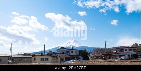 Touristen gehen auf der Straße der Stadt Yamanashi, um die große Chureito Pagode zu sehen. Yamanashi, Japan Februar 9,2020 Stockfoto