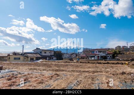 Touristen gehen auf der Straße der Stadt Yamanashi, um die große Chureito Pagode zu sehen. Yamanashi, Japan Februar 9,2020 Stockfoto