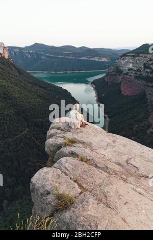 Wanderer auf Aussichtspunkt, Sau Reservoir, Katalonien, Spanien Stockfoto