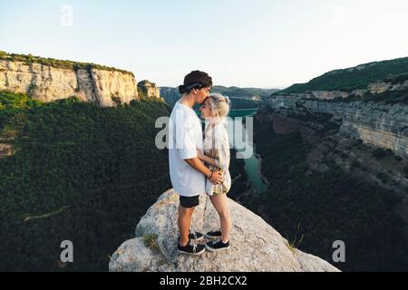 Junges Paar in der Liebe stehend auf Aussichtspunkt, Sau Reservoir, Katalonien, Spanien Stockfoto