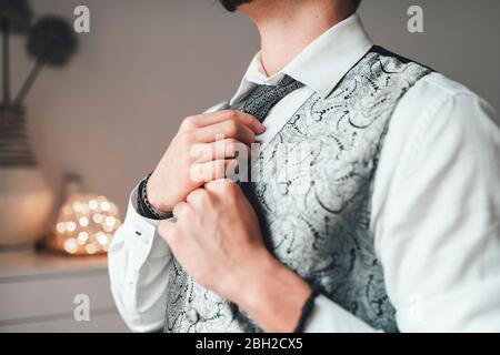 Young Bräutigam Binding Krawatte für seine Hochzeit Outfit Stockfoto