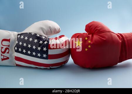 Konzept des Handelskrieges zwischen den USA und China. Zwei Hände mit Boxhandschuhen mit China- und USA-Flagge. Stockfoto