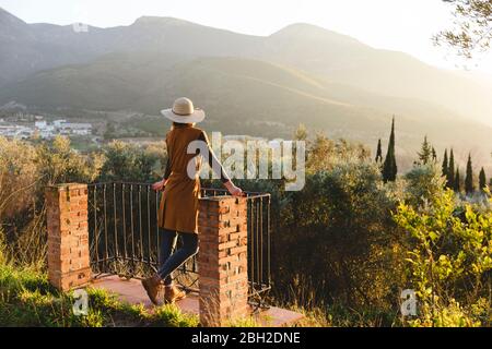 Frau, die den Blick auf den Sonnenuntergang in den Bergen genießt, Orgiva, Andalusien, Spanien Stockfoto