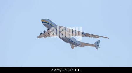 Ukraine, Kiew - 23. April 2020: Das ukrainische Frachtflugzeug AN-225 Mriya Antonov ist auf einem flachen Hintergrund isoliert. Fliegt in den Himmel. Das größte Flugzeug Stockfoto