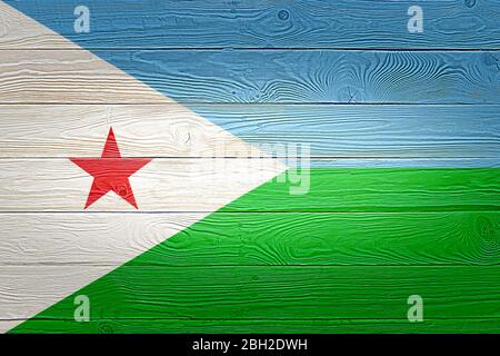 Dschibuti Flagge auf alten Holzplanke Hintergrund gemalt. Gebürstete natürliche leichte geknotete Holzbrett Textur. Holzstruktur Hintergrundflagge von Dschibuti. Stockfoto