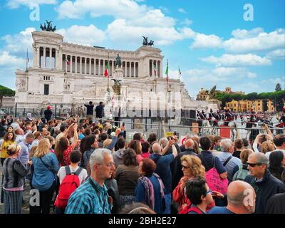 Rom, Italien - 2016. Juni: Menschen, die am Tag der Nationalen Republik am Altar der Vaterländer teilnehmen Stockfoto