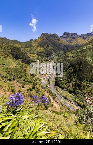 Portugal, Madeira, Serra de Agua, Hochwinklige Ansicht des Dorfes im grünen Bergtal Stockfoto