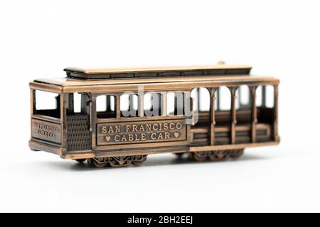 Die gegossenen Spielzeug Kupfer Symbol san francisco Seilbahn auf weißem Hintergrund isoliert Stockfoto