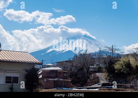 Touristen gehen auf der Straße der Stadt Yamanashi, um die große Chureito Pagode zu sehen. Yamanashi, Japan Februar 9,2020 Stockfoto