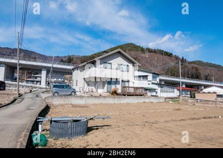 Touristen gehen auf der Straße der Stadt Yamanashi, um die große Chureito Pagode zu sehen. Yamanashi, Japan Februar 9,2020 Stockfoto