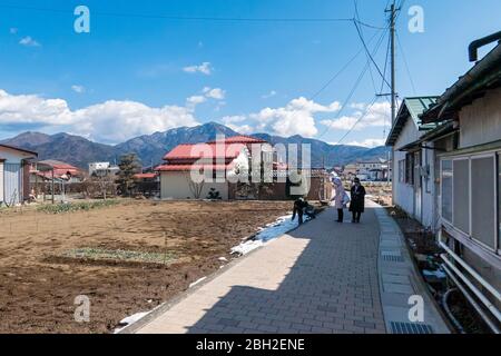 Touristen gehen auf der Straße der Stadt Yamanashi, um die große Chureito Pagode zu sehen. Yamanashi, Japan Februar 9,2020 Stockfoto