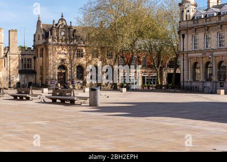 Stadtzentrum von Peterborough während der Sperrung des Coronavirus Covid-19. Ein normalerweise geschäftiges Stadtzentrum ist leer und keine Käufer während der sozialen Distanz Stockfoto