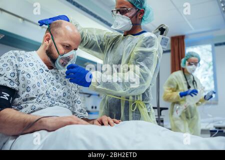 Arzt, der dem Patienten in der Notaufnahme eines Krankenhauses künstliche Beatmung gibt Stockfoto