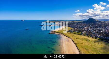 Großbritannien, Schottland, Nord Berwick, Luftpanorama von Firth of Forth und Küstenstadt im Sommer Stockfoto