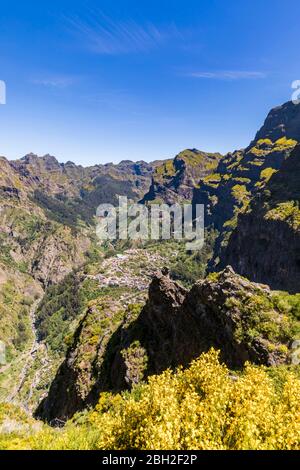 Portugal, Madeira, Curral das Freiras, Bergdorf vom Aussichtspunkt Eira do Serrado aus gesehen Stockfoto