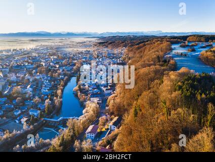 Deutschland, Bayern, Wolfratshausen, Drohne Blick auf die Stadt im Alpenvorland bei Winteranbruch Stockfoto