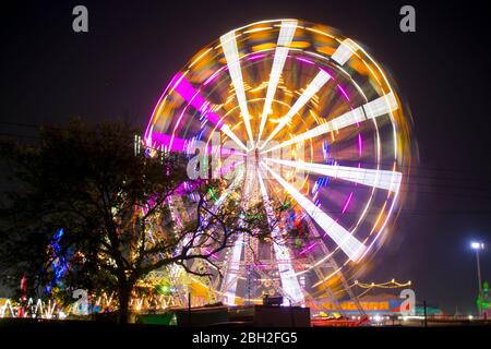 Ein nächtlicher Blick auf das Riesenrad in Indien mit langsamer sutters-Geschwindigkeit Stockfoto