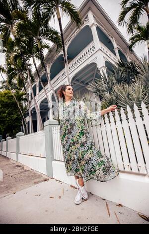 Frau vor einem Gebäude in Key West, Florida, USA Stockfoto