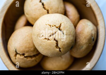 Gesunde Bio frisch gebackene hausgemachte Erdnussbutter-Cookies in Holzschüssel. Bereit zum Essen. Stockfoto