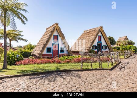Portugal, Madeira, Santana, FCobblestone vor dem traditionellen dreieckigen Stadthaus mit Strohdach Stockfoto
