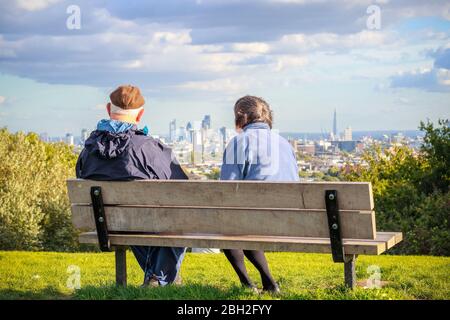 Rückansicht des älteren Paares mit Blick auf die Skyline von London vom Parliament Hill in Hampstead Heath Stockfoto