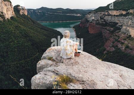 Wanderer auf Aussichtspunkt, Sau Reservoir, Katalonien, Spanien Stockfoto