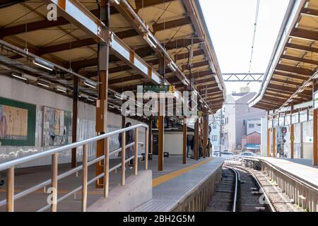 Die Transitplattform zur Hase Station von Kamakura Station. Tokio, Japan Februar 11,2020 Stockfoto