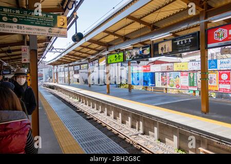 Die Transitplattform zur Hase Station von Kamakura Station. Tokio, Japan Februar 11,2020 Stockfoto