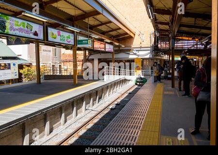 Die Transitplattform zur Hase Station von Kamakura Station. Tokio, Japan Februar 11,2020 Stockfoto