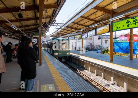 Die Transitplattform zur Hase Station von Kamakura Station. Tokio, Japan Februar 11,2020 Stockfoto