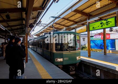 Die Transitplattform zur Hase Station von Kamakura Station. Tokio, Japan Februar 11,2020 Stockfoto