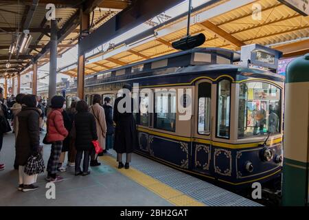 Die Transitplattform zur Hase Station von Kamakura Station. Tokio, Japan Februar 11,2020 Stockfoto