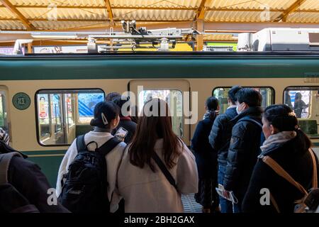 Die Transitplattform zur Hase Station von Kamakura Station. Tokio, Japan Februar 11,2020 Stockfoto