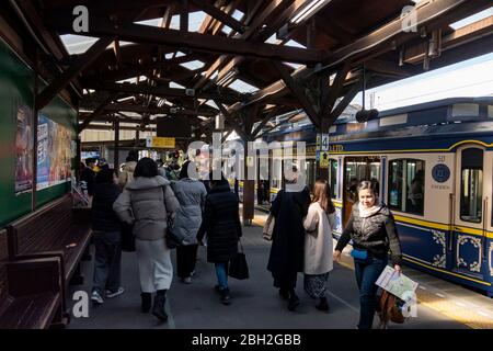 Die Transitplattform zur Hase Station von Kamakura Station. Tokio, Japan Februar 11,2020 Stockfoto