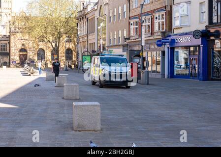 Polizeiwagen patrouilliert im Stadtzentrum von Peterborough während der Sperrung des Coronavirus Covid-19 Stockfoto