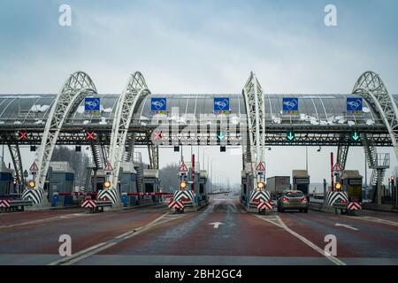 Russland Moskau 12.08.2019 M4 Autobahnkontrolle. Barriere planta Straße Stockfoto