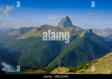 Frankreich, Pyrenäen-Atlantiques, Laruns, landschaftlich reizvoller Blick auf den Pic du Midi dOssau und das Ossau-Tal Stockfoto