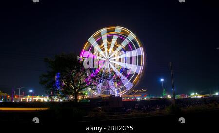 Ein nächtlicher Blick auf das Riesenrad in Indien mit langsamer sutters-Geschwindigkeit Stockfoto