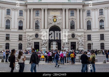 Wien, Österreich - 6. Juni 2019: Menschen, die in der Altstadt um den Michaelsflügel spazieren Stockfoto