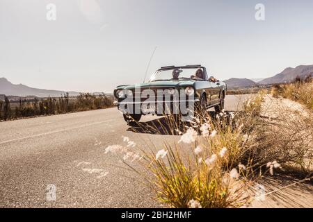 Paar in Cabrio Auto auf einer Reise Stockfoto