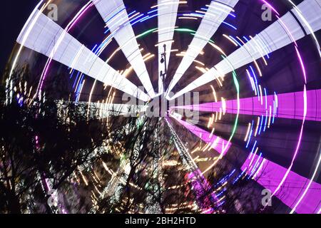 Ein nächtlicher Blick auf das Riesenrad in Indien mit langsamer sutters-Geschwindigkeit Stockfoto